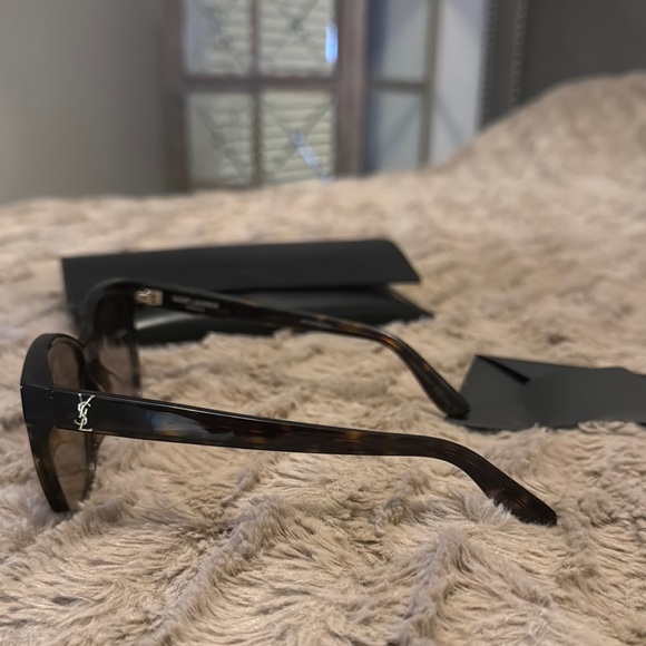 Black Aviator Sunglasses with Metal Frame - Picture 3 of 3